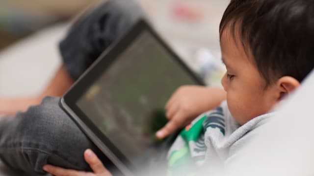 研究：幼童两岁前长期接触大屏幕 或影响大脑发育并增成年后焦虑风险
