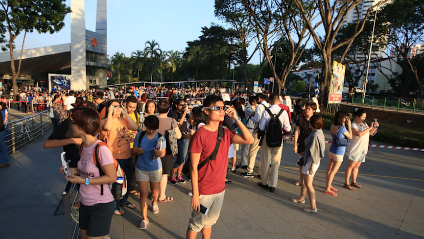 S’poreans flock outdoors for early morning solar date