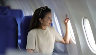 Benci naik pesawat? Ini cara menyiasati kursi sempit dan turbulensi saat terbang