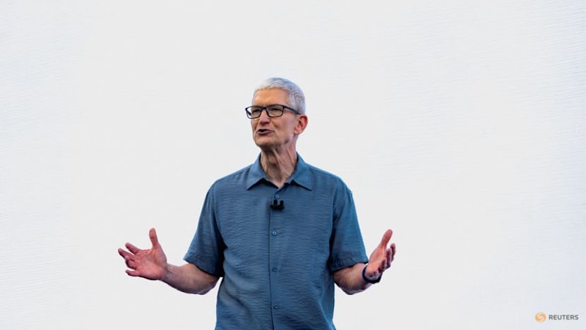 Apple CEO Cook is lauded by investors as he prepares for new role