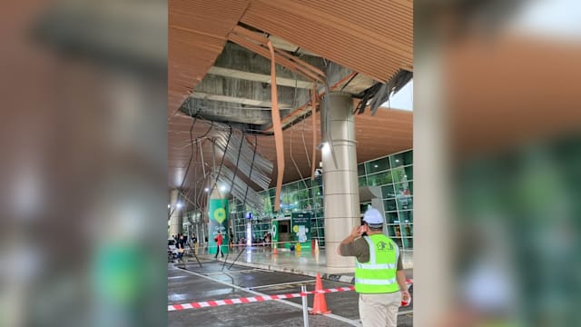 暴雨后强风吹袭马国机场 候机区天花板大面积坠落