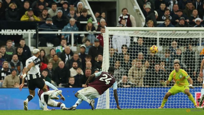 Newcastle crush 10-man Villa 3-0 after Duran sees red