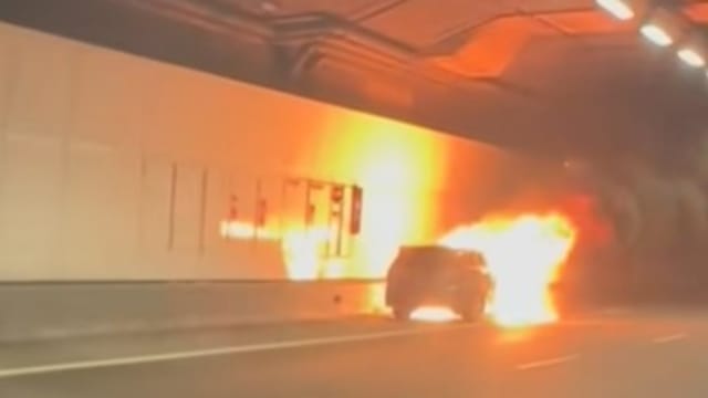 滨海高速公路轿车起火 隧道浓烟弥漫并启动洒水系统