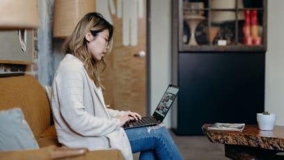 Here’s A Make-up Artist’s Best Tip For Looking Good In A Zoom Call, And It’s Got Nothing To Do With Make-up