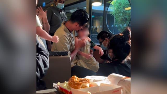 快餐店职员将滚烫热水装进水壶 三岁女童烫伤舌头