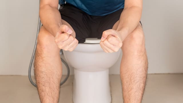 中国男子便秘十多天 插管时粪便从口腔喷出