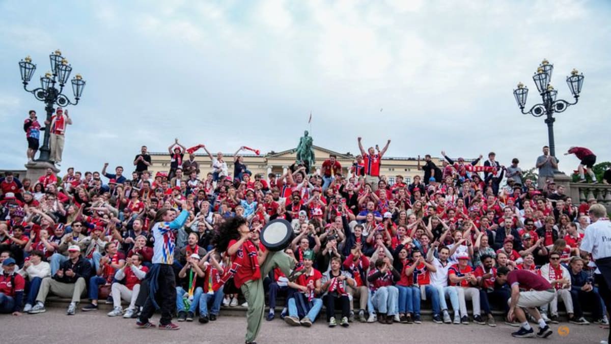 Norwegian fans take dawn World Cup party to palace gates to wake the King 