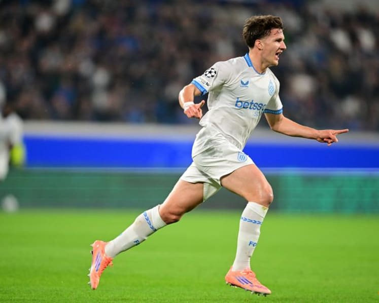 Arsenal sign forward Tzolis from Club Brugge