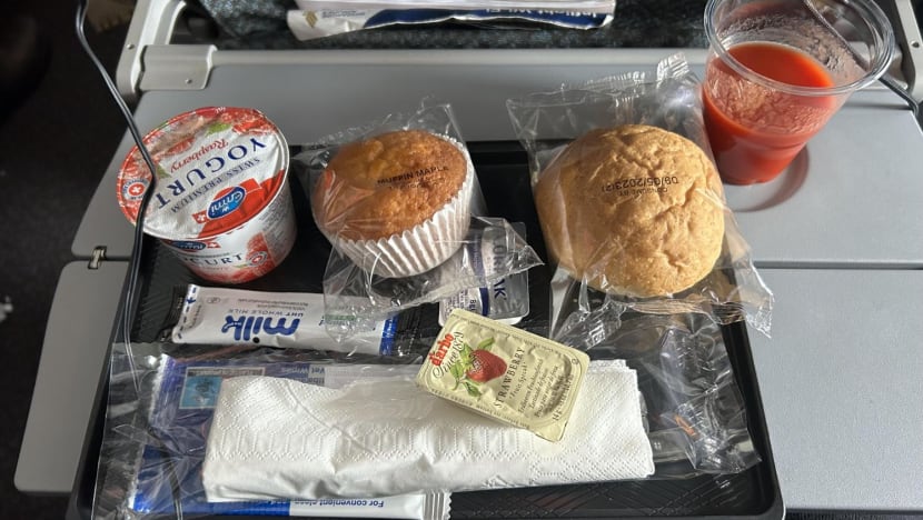 #trending: Former SIA cabin crew offers explanation on ‘pathetic’ in-flight breakfast, but netizens aren’t biting