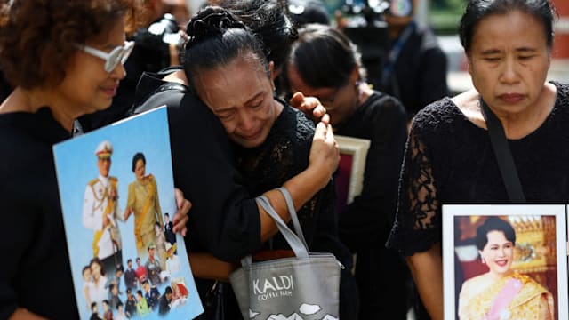 泰国王太后移灵曼谷大皇宫 民众穿黑衣排队瞻仰