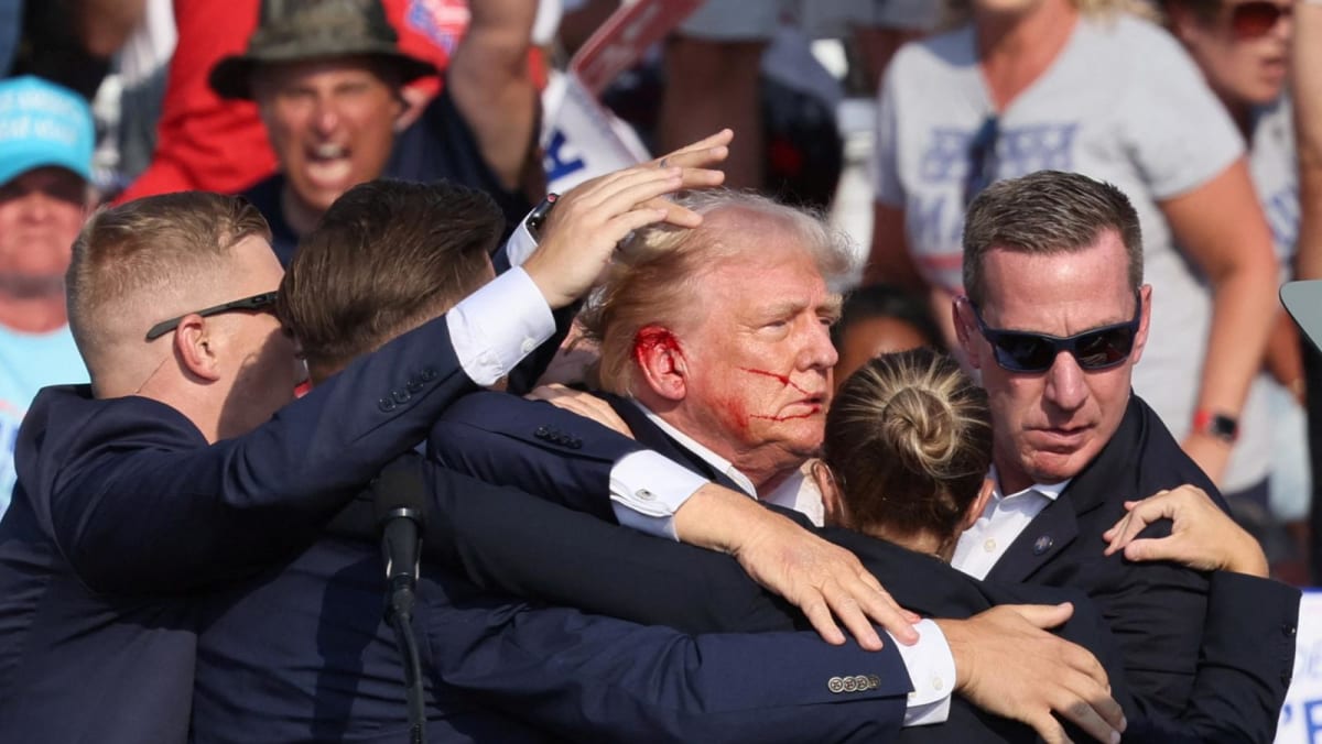 Donald Trump ditembak saat kampanye, kupingnya berdarah namun tetap tegas.