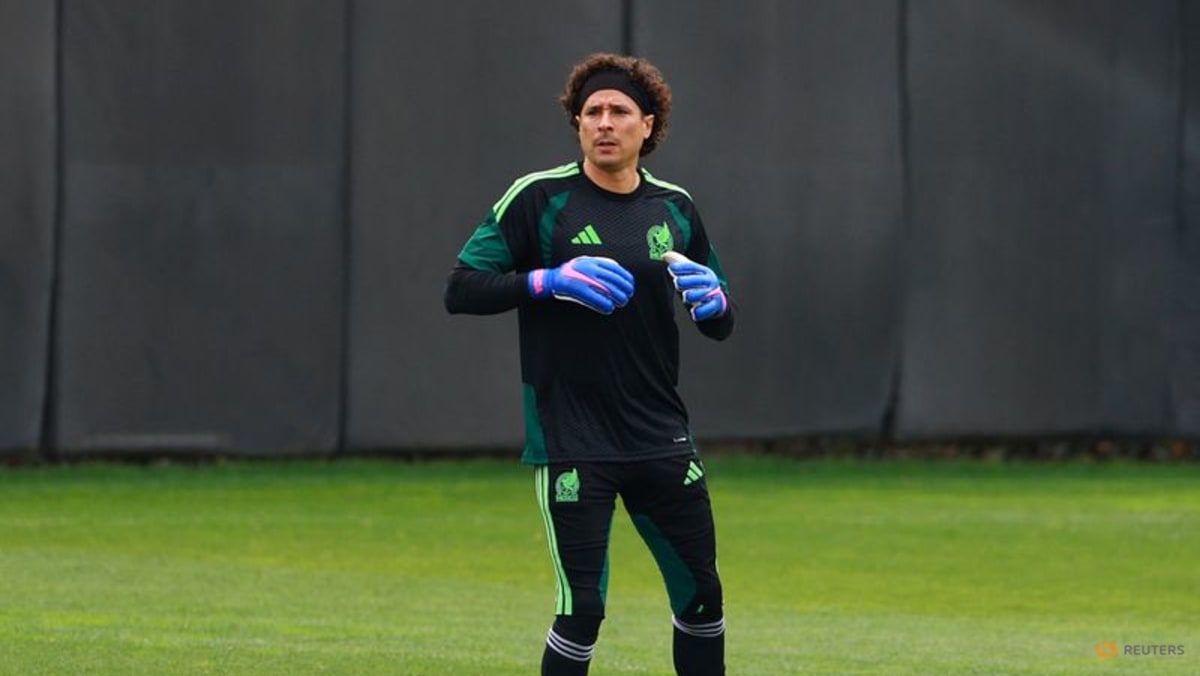 Mexico coach Aguirre leaves veteran goalkeeper out