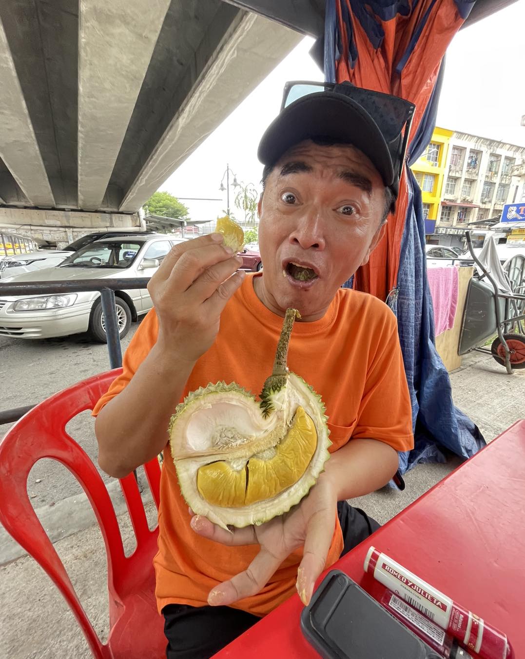 Jacky Wu Eats Durian By The Roadside, Gets Mistaken For Homeless
