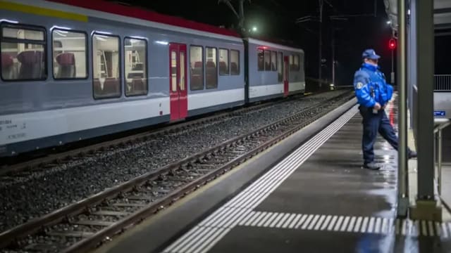 瑞士火车脱轨 铁路服务暂停