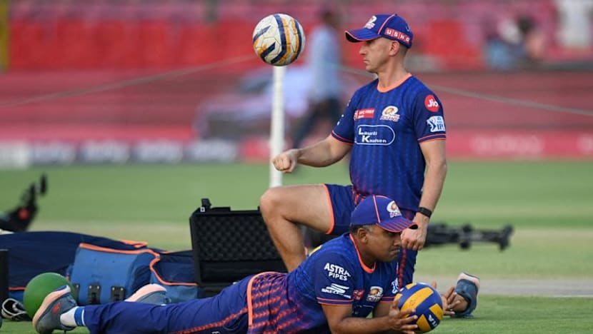 Jayawardene leaves role as Mumbai Indians head coach