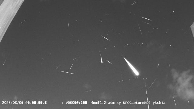 兀兰上空拍到流星雨 观星爱好者：月中预计有更多 