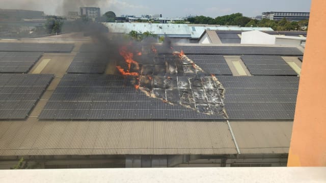 建德路工厂屋顶太阳能电池板着火