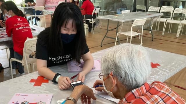 疫情期间教长幼数码和编码技能 青年志愿团获颁总统表扬状