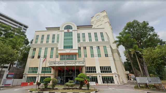 乌鲁班丹民众俱乐部大树倒下 三人送院治疗