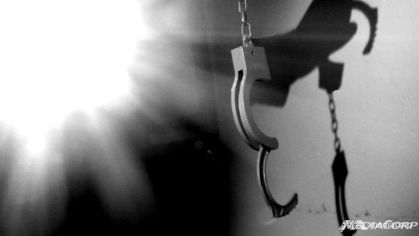 2 lelaki diberkas; serang wanita guna pisau lipat di Jurong West 2 lelaki diberkas; serang wanita guna pisau lipat di Jurong West