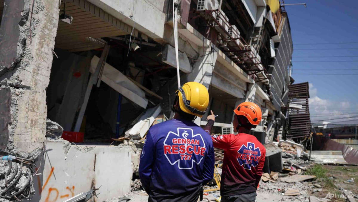 Rescuers race to reach trapped after powerful quak