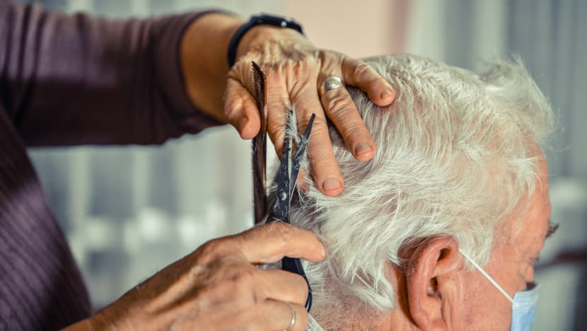 Gunting tak pernah pensiun: Nenek berusia 108 tahun di Jepang jadi tukang cukur perempuan tertua