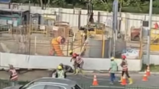 客工坑洞勇救女司机画面曝光  网民：“分秒必争 感谢你们！”