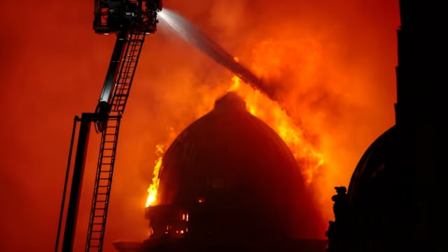 历史建筑失火坍塌 苏格兰最繁忙车站停运