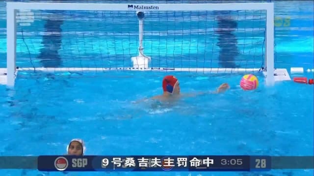 我国男子水球队8比21不敌中国