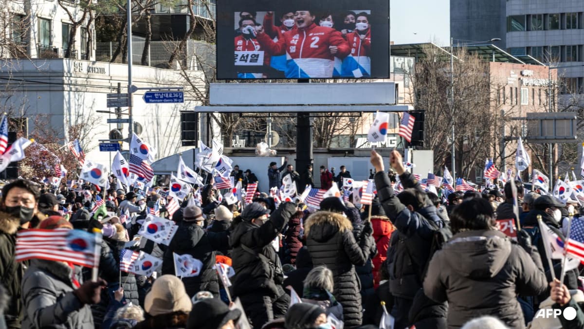 Rival South Korea camps face off as president holds out Rival South Korea camps face off as president holds out