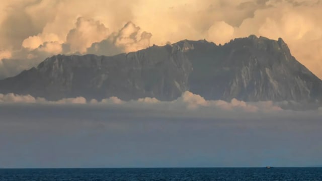 沙巴出现海市蜃楼 神山悬浮如天空之城