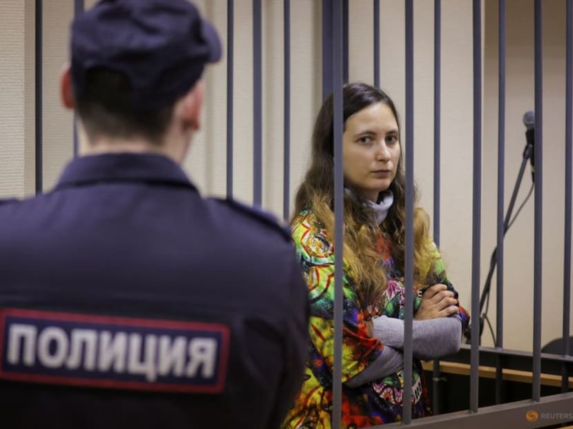 FILE PHOTO: Alexandra (Sasha) Skochilenko, a 33-year-old artist and musician, who faces charges of spreading false information about the army after replacing supermarket price tags with slogans protesting against Russia's military operation in Ukraine, stands inside an enclosure for defendants during a court hearing in Saint Petersburg, Russia November 13, 2023.  REUTERS/Anton Vaganov/File photo