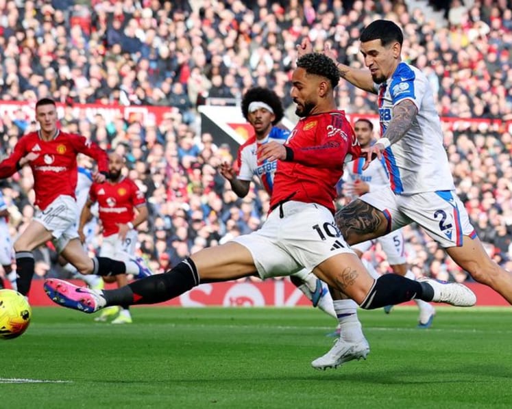 Man United climb to third in table with come-from-behind win over Palace