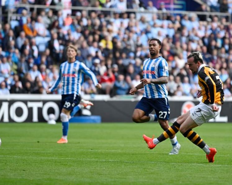 Striker McBurnie salutes Hull City's discipline in perfect start
