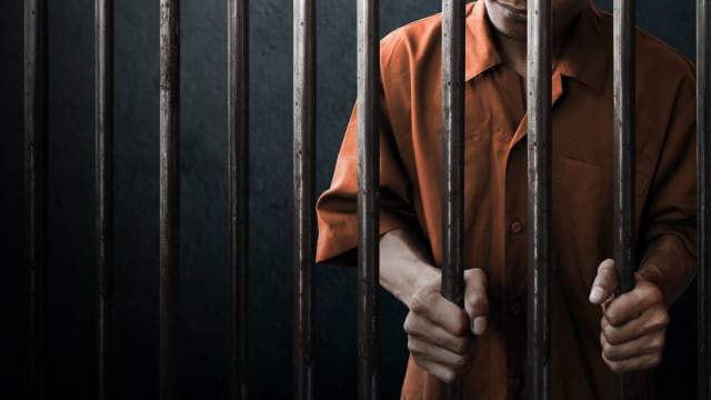 钱不够用兼职送货涉送非法物品 空军人员开车图撞警被判坐牢