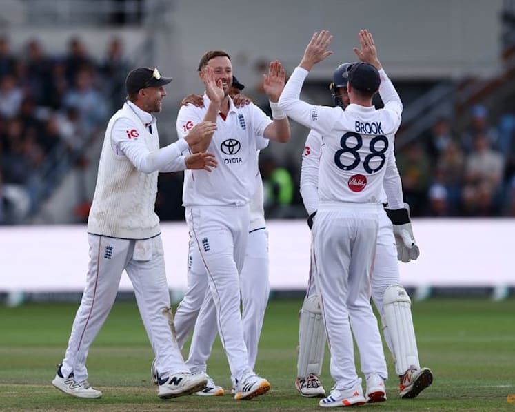 England rout Pakistan to go one up in test series