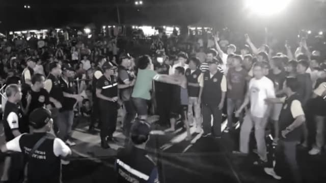 泰国两醉汉斗殴 官员围观默许“一对一”对决