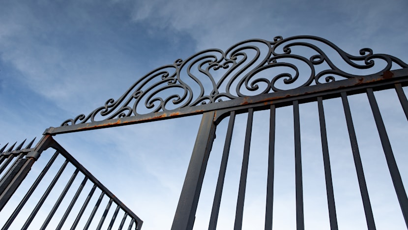 கதவில் ஏறிக் குதித்து வீட்டிலிருந்து வெளியே சென்ற 82 வயது மூதாட்டி