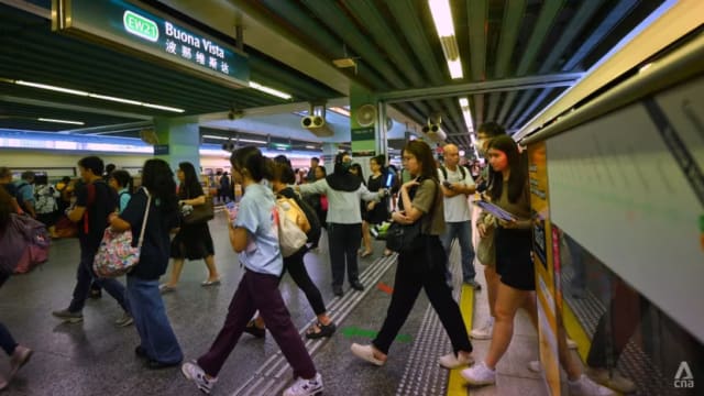列车服务恢复首日 SMRT出动额外人手提供支援