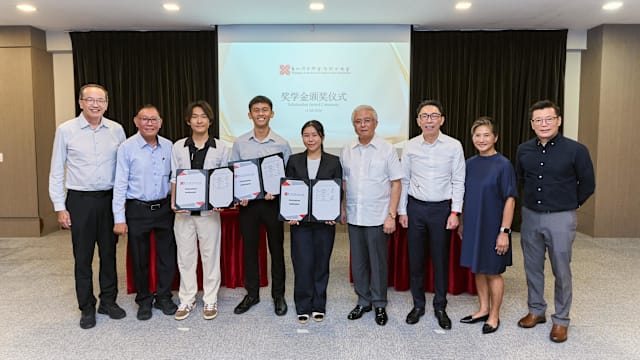 五名青年获颁宗乡总会奖学金 首次增设中期奖学金