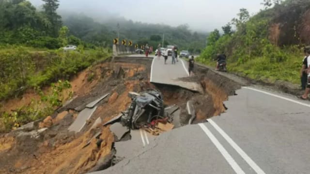 马国砂拉越土崩道路塌陷 货车掉落坑洞