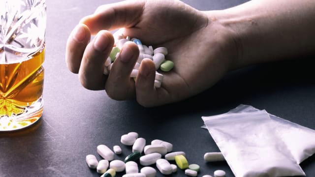 酗酒嗑药三天没睡觉 英国男意外把自己勒死