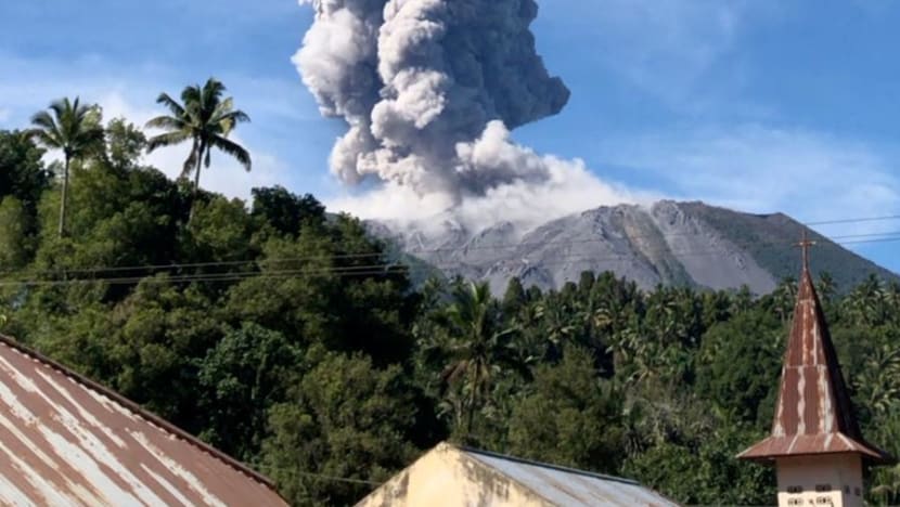 Gunung Ibu meletus hembuskan abu vulkanik setinggi lima kilometer