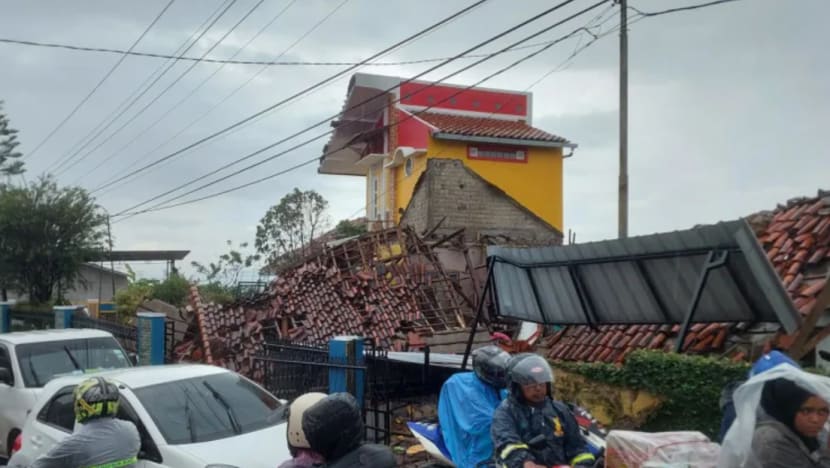 Tanah runtuh, trafik sesak halang usaha pindah dan bantu penduduk Jawa Barat Tanah runtuh, trafik sesak halang usaha pindah dan bantu penduduk Jawa Barat