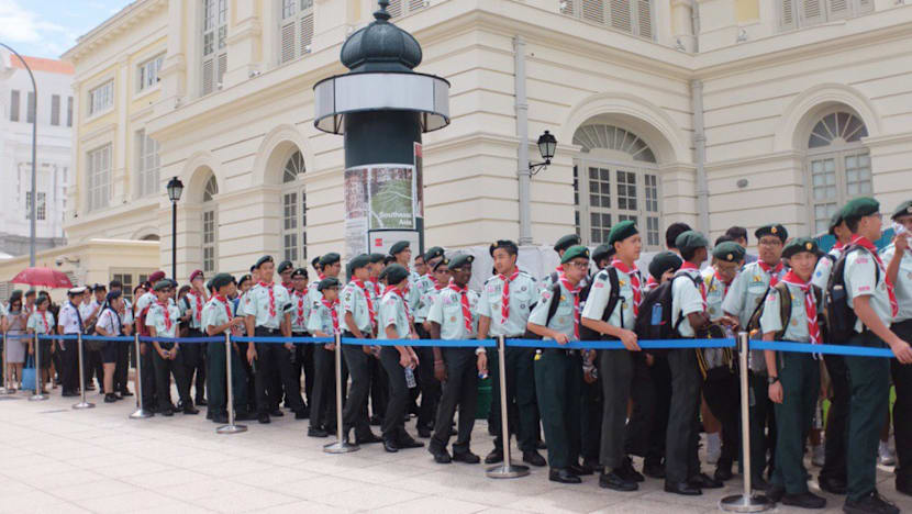 Crowds brave heat, snaking queues to pay last respects