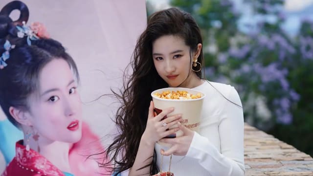 新剧创下好口碑　传刘亦菲给剧组每人买LV名牌包
