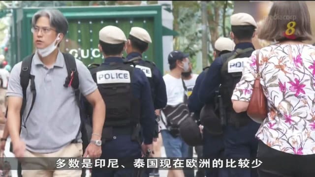 平安夜乌节路人潮增多 警员下午开始巡逻