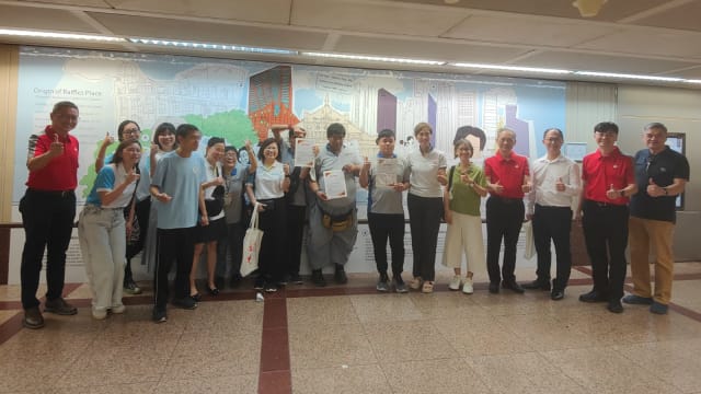 莱佛士坊地铁站推出新壁画 展示那一带历史和文化遗产地标