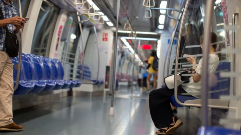 Wanita didenda S$4,000; tendang penumpang wanita 66 tahun selepas bertengkar dalam MRT