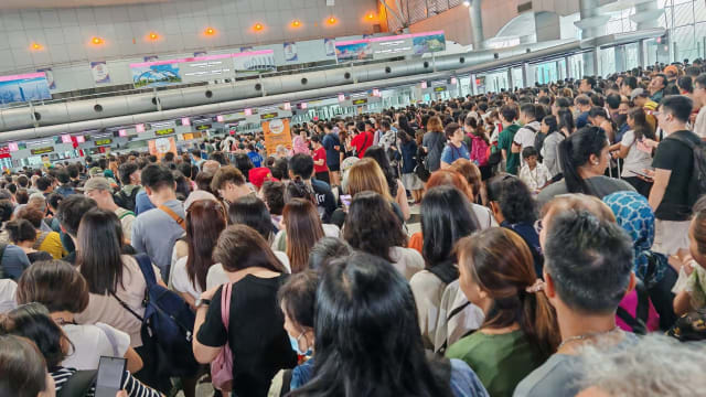 马国自助通关故障 有人排队四小时有人掉头返新